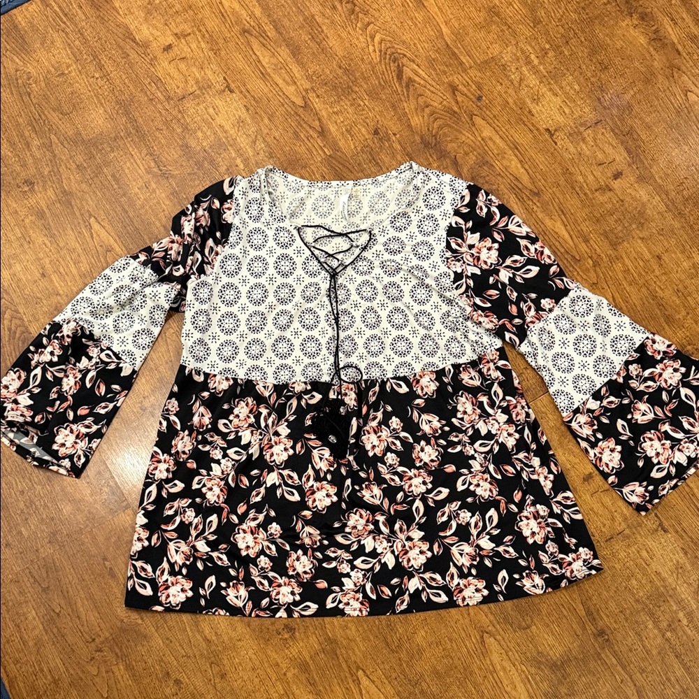 Stunning NY Collection “lace up” tunic with bell sleeves size 1X